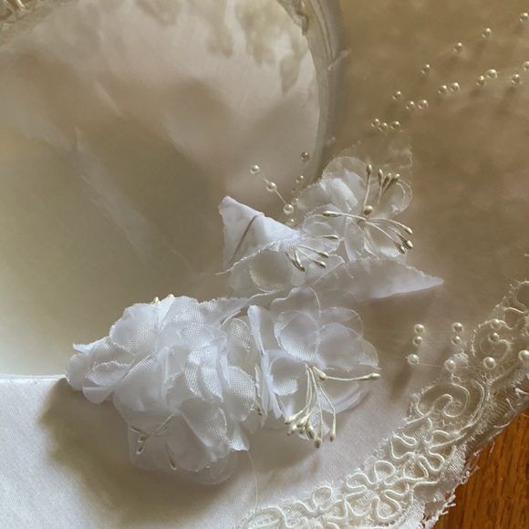 Gorgeous Victorian style wedding gown and hat/veil - Picture 5 of 12